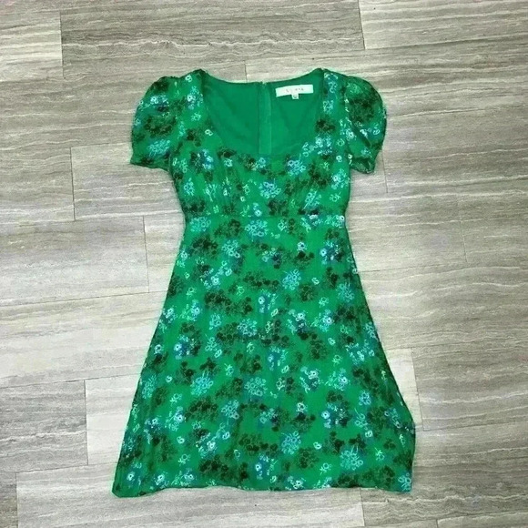 Adorable Green Floral Dress with Ruffled Details - Size XS - Picture 1 of 7